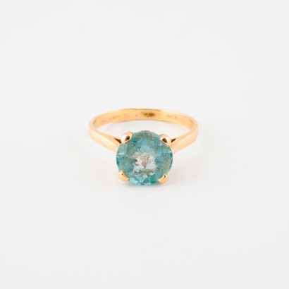Ring in yellow gold (750) adorned with a...