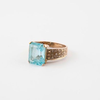 Ring in rhodium-plated yellow gold (750)...