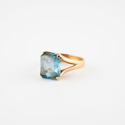 Ring in yellow gold (750) set with a rectangular...