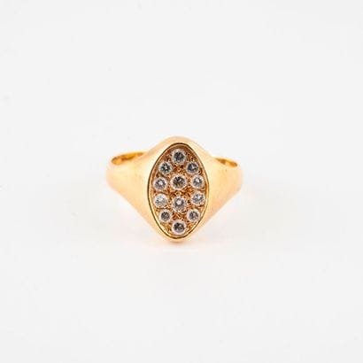 Yellow gold (750) signet ring, the oval plateau...