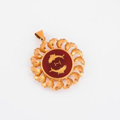 Yellow gold circular medallion pendant (750)...