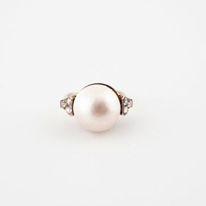 White gold (750) and platinum (850) ring...