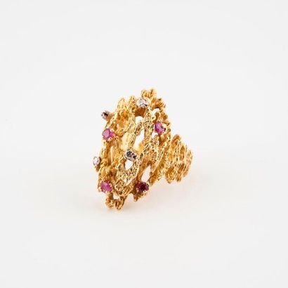 Ring in textured yellow gold (750) punctuated...
