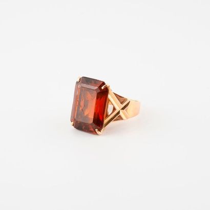 Yellow gold ring (750) set with a rectangular...