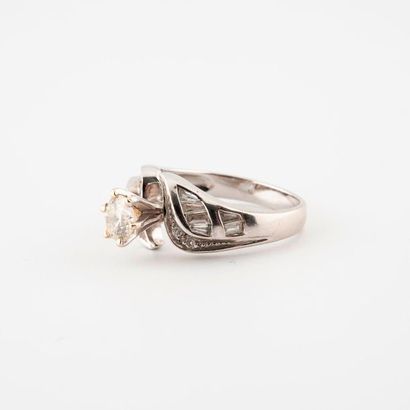 Solitaire ring in white gold (750) adorned...