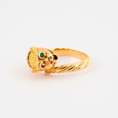 Yellow gold ring (750) adorned with a chased...