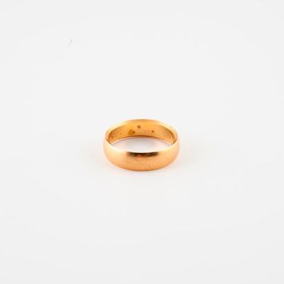 Yellow gold wedding ring (750). 

Weight...
