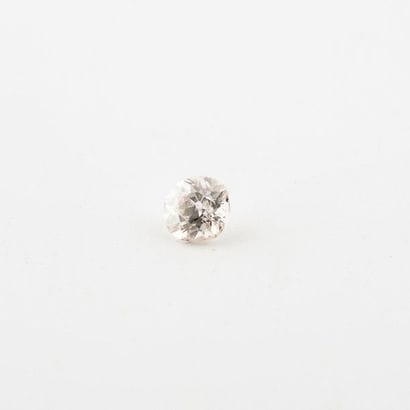 Diamant taille ancienne sur papier.

Poids...