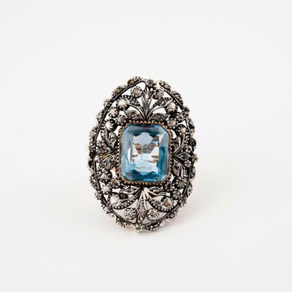 Importante bague en or jaune (750) et argent...