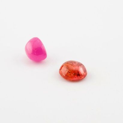 Cabochon de rubis de 12,29 carats et cabochon...