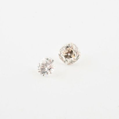 Lot de deux diamants sur papier, l'un taille...
