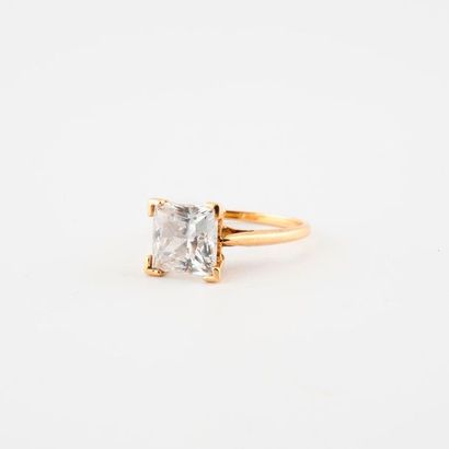 Bague solitaire en or jaune (750) ornée d'une...