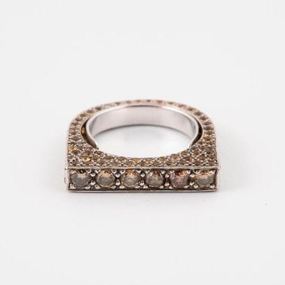 Bague en or gris (750), le plateau rectangulaire...