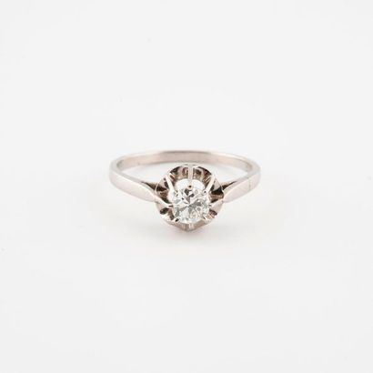 Bague solitaire en platine (850) ornée d'un...