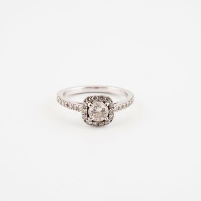 Bague solitaire en or gris (750) centrée...