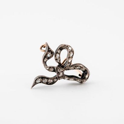 Broche noeud de ruban en argent (min. 800)...