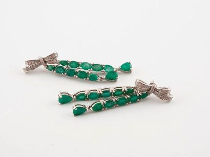 Pair of silver earrings (min. 800), the clasp...