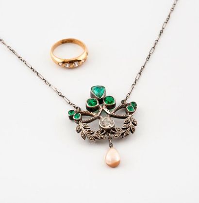 Silver necklace (800) made of a chain holding...
