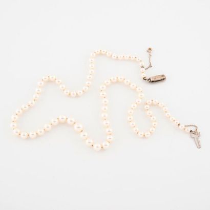 Falling white cultured pearl necklace. 

Metal...