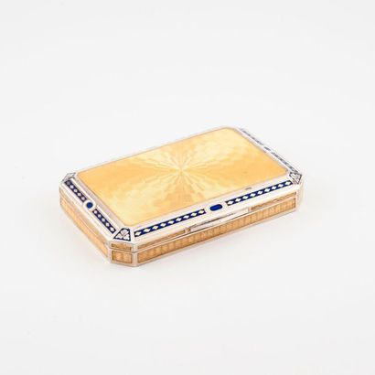 
Rectangular snuffbox with cut corners in...