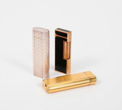 Set of three lighters: 

- DUNHILL Lighter...