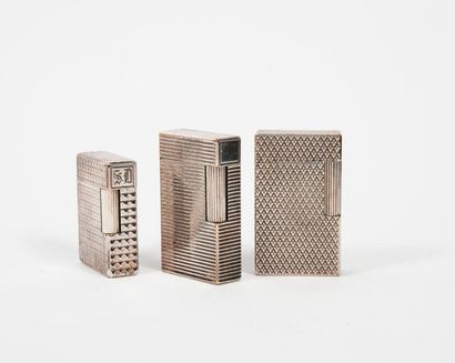 S.T.Dupont


Set of three lighters in silver...