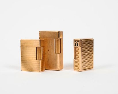 S.T.Dupont


Set of three lighters in gilded,...