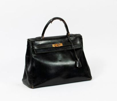 HERMES, KELLY


Bag 36 cm in black box leather.

Signed.

Very...