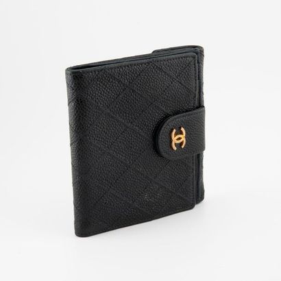 CHANEL


Black grained leather wallet with...