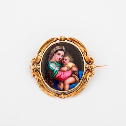 Medallion brooch in yellow gold (750) decorated...