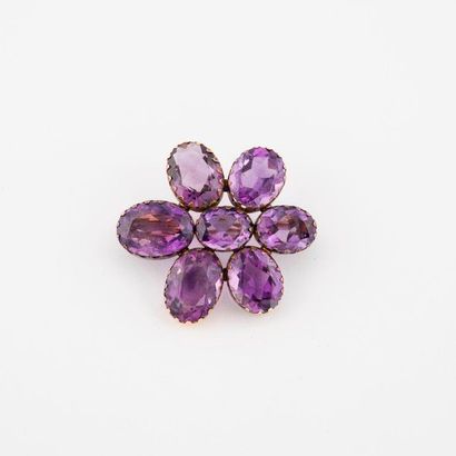 Brooch in yellow gold (750) featuring a flower...