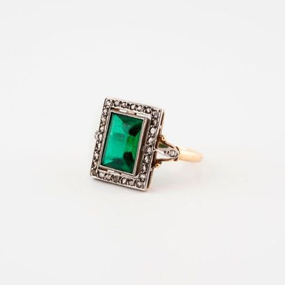 Yellow and white gold ring (750) with a rectangular...
