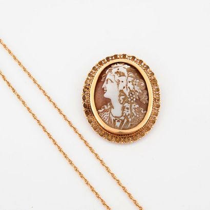 Pendant brooch in yellow gold (750) adorned...