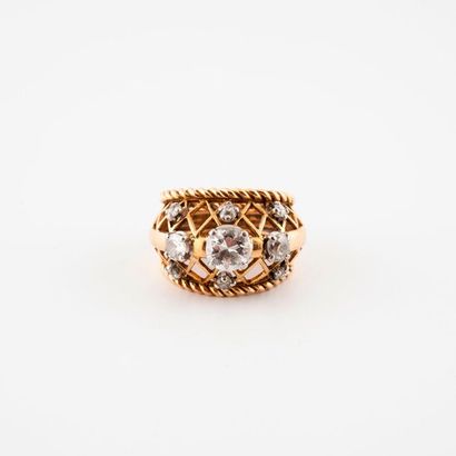 Openwork ring in yellow gold (750) and platinum...
