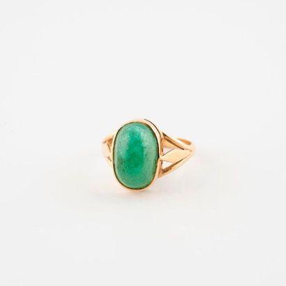 Yellow gold ring (750) set with a cabochon...