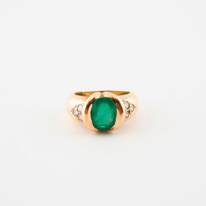 Yellow gold (750) ring centered on a faceted...