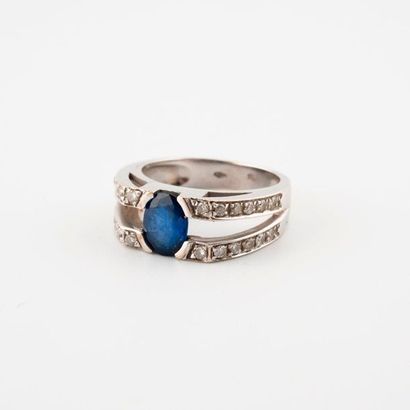 White gold ring (750) centered on a faceted...