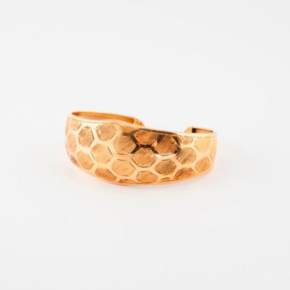 Cuff bracelet in yellow gold (750) with honeycomb...