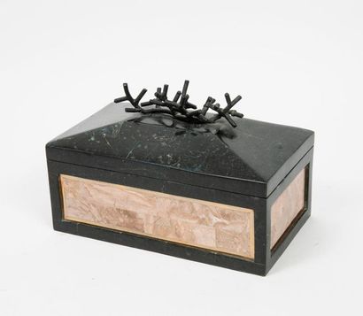 Rectangular box

In green and beige marble...