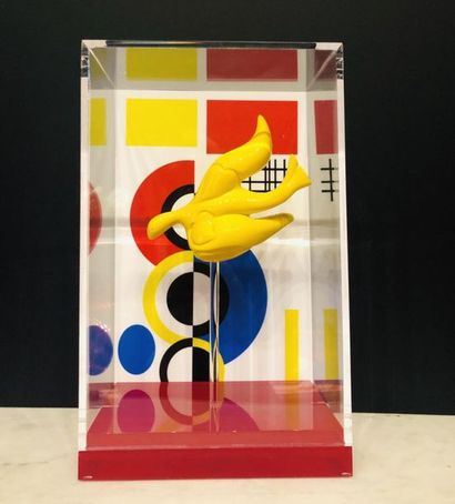 NOUNA
Scupture - Yellow Bird under bell ....