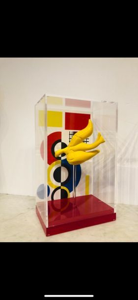 NOUNA
Scupture - Yellow Bird under bell ....