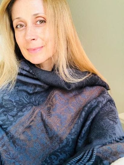 Lara Fabian
Lara gives a stole to which she...