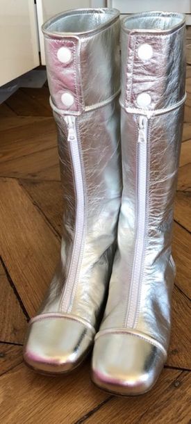 Short boots size 36, silver. Offered by Anne...