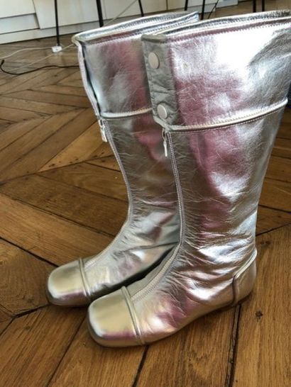 Short boots size 36, silver. Offered by Anne...
