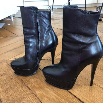Anne ROUMANOFF
Saint Laurent boots worn twice....