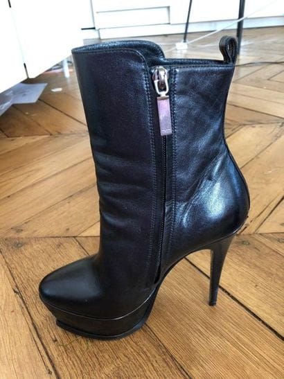 Anne ROUMANOFF
Saint Laurent boots worn twice....