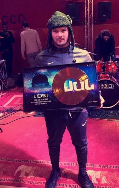 JUL
Disque d'or remis à l'artiste Jul pour...
