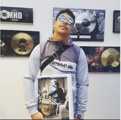 HOOSS 

Gold disc awarded to the artist Hooss...