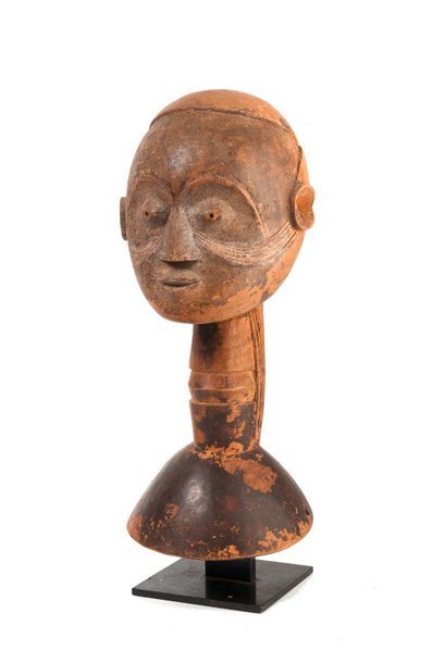 NIGERIA, Idoma

Top of the crest.

Of wood...