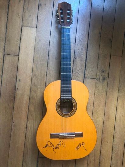 Carla Bruni
6-string guitar offered and autographed...